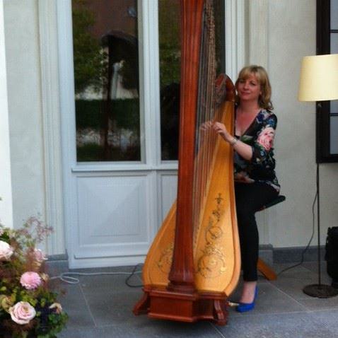 Esther Groß an der Harfe