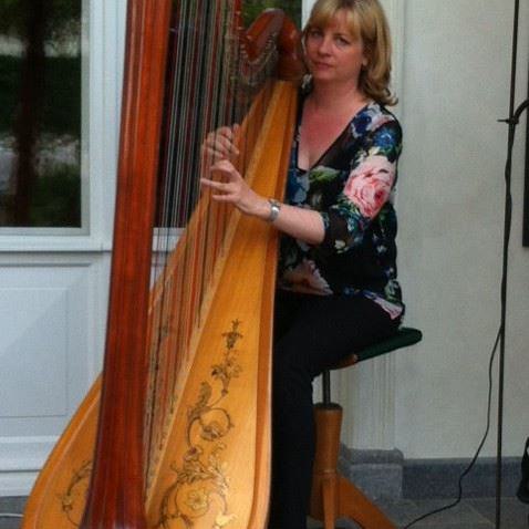 Esther Groß an der Harfe